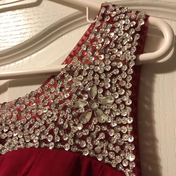 Red Sleeveless & Long Sleeve Prom/Bridesmaids/Formal Floor Length Gown - Picture 3 of 10